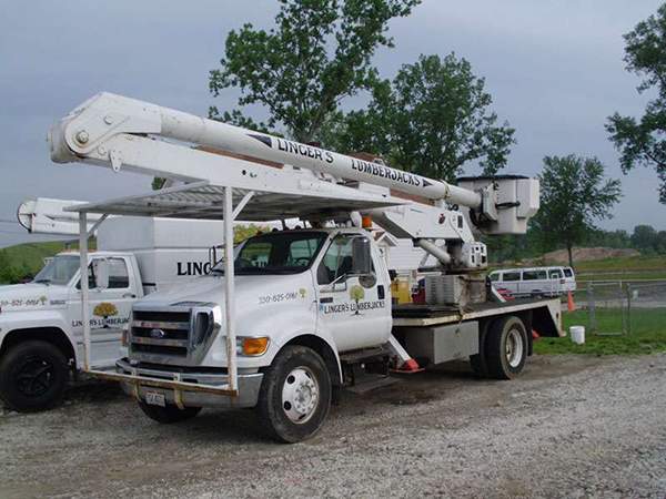 Lingers Lumberjacks lift truck